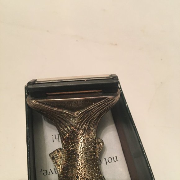 Vintage trout razor and Decorative Plate for Automobiles - Picture 10 of 15